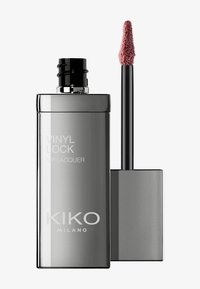 Vinyl Lock Lip Lacquer de KIKO Milano en un elegante frasco gris metálico; incluye un aplicador esponjoso con una punta suave.