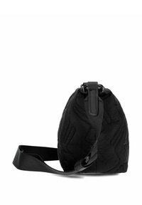 Bolso de mano de tela acolchada negra con forma redondeada, correa ajustable y detalles de costura prominentes. Presenta elementos de hardware en la parte superior.