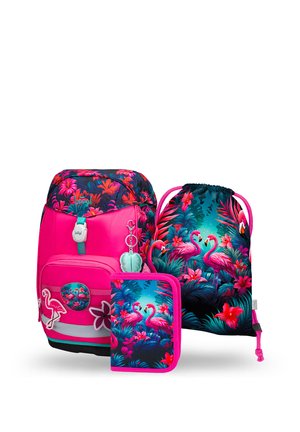 Pinkfarbener Rucksack, Beuteltasche und Geldbörse mit lebhaften Flamingo- und tropischen Blumenmotiven auf blauem und grünem Hintergrund.