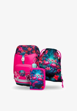 Pinkfarbener Rucksack, Beuteltasche und Geldbörse mit lebhaften Flamingo- und tropischen Blumenmotiven auf blauem und grünem Hintergrund.