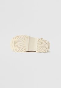UGG GOLDENRISE - Sandály na platformě - jasmine
