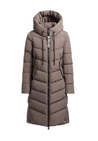 Donsjack in taupe, met een capuchon, hoge kraag, ritssluiting en zijzakken. Gequilte uitstraling met een gladde, waterafstotende textuur.