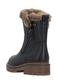 Schwarze Leder-Stiefelette mit einem Kunstfellkragen, seitlichem Reißverschluss, robustem Gummisohle und strukturiertem Finish. Verfügt über dezente Markendetails.