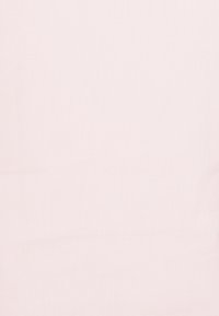 Vaaleanpunainen kangas, jossa on sileä tekstuuri ja hienovarainen kuvio, sisältäen yhtenäisen muotoilun, joka sopii erilaisiin käyttötarkoituksiin.