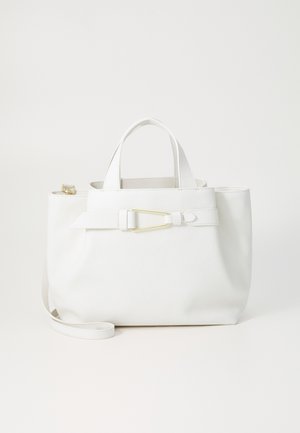Biała skórzana torebka o strukturalnym designie, z złotymi akcentami, szczegółami na pasku z przodu i odpinanym paskiem na ramię.