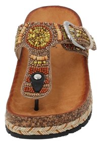 Pärl-sandal med en korksula. Brun och beige färgschema. Har ett mönstrat rem med dekorativa pärlor och en silverfärgad spänne.