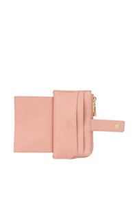 Contenitore in pelle rosa con una finitura testurizzata, dotato di scomparti per schede, un compartimento con zip e un tassello a pressione. Accenti in metallo color oro.