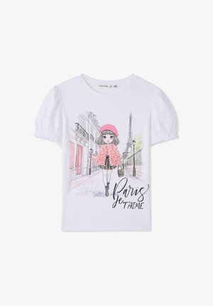 Maglietta bianca con una grafica di una ragazza con basco rosa e cappotto arruffato, che cammina con la Torre Eiffel sullo sfondo e la scritta "Paris je t'aime".