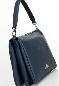 Borsa a spalla in pelle navy con doppio scomparto, hardware argentato e tracolla staccabile. Texture liscia, forma rettangolare.