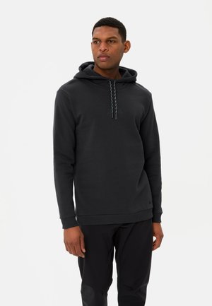 Zwarte hoodie van zacht materiaal, met een koord met patroonaccenten, ribgebreide manchetten en zoom, en een minimalistisch logo-detail.