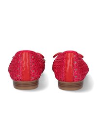 Bailarinas tejidas rojas con detalles de cuero, parte posterior redondeada y tacón bajo marrón. Superficie texturizada y detalle decorativo de lazo en la parte posterior.