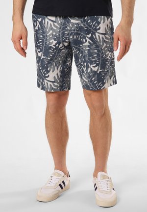 Herren Shorts in Dunkelblau mit weißem Blattmuster, aus leichtem Stoff gefertigt. Dargestellt mit weißen Sneakers, die marineblaue und beige Akzente aufweisen.