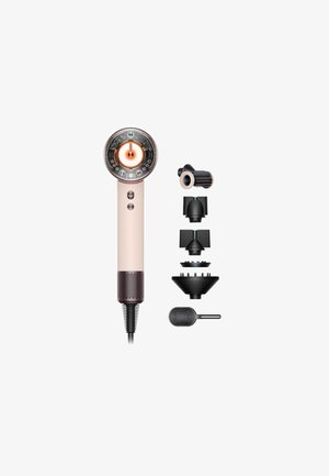 Föhn in lichtroze met een ronde kop en digitale interface. Bevat vijf verwisselbare zwarte accessoires met verschillende vormen en texturen.