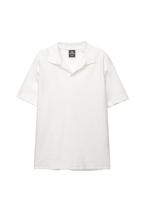Polo shirt bianco a maniche corte realizzato in tessuto texturizzato, con colletto a ribattino e orlo dritto. Etichetta di cura visibile all'interno.