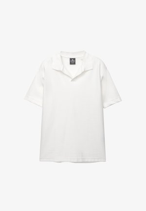 Polo shirt bianco a maniche corte realizzato in tessuto texturizzato, con colletto a ribattino e orlo dritto. Etichetta di cura visibile all'interno.