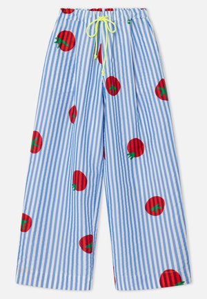 Pantalon large à rayures bleu et blanc, orné de motifs de tomates rouges avec des accents verts. Taille élastique avec fermeture à cordon.