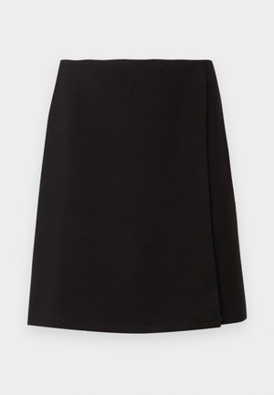 Μαύρη φούστα σε γραμμή Α με λεπτομέρεια τύλιγμα στη δεξιά πλευρά, κατασκευασμένη από λείο ύφασμα, εμφανίζεται μπροστά σε απλό φόντο.