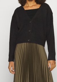 NA-KD Chaqueta de punto - black