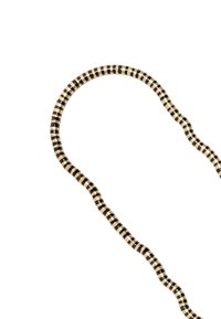 Naszyjnik łańcuchowy w kolorze czarnym i złotym o teksturowanej powierzchni, z naprzemiennie występującymi segmentami gładkimi i w paski, charakteryzujący się elastycznym, falistym wzorem.