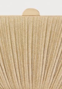 Gullfarget, plissért stoffkveldveske med en rund metallisk lukking på toppen.