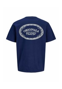 Navyblauwe katoenen T-shirt met korte mouwen, met een wit ovaal logo ontwerp op de achterkant waarop staat "ORIGINALS STUDIO Creative Dept."