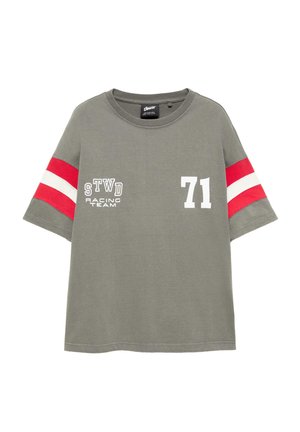 Grijs T-shirt met korte mouwen met rode en witte strepen op de mouwen, witte "71" aan de voorkant rechts en de tekst "STWD Racing Team" aan de voorkant links.