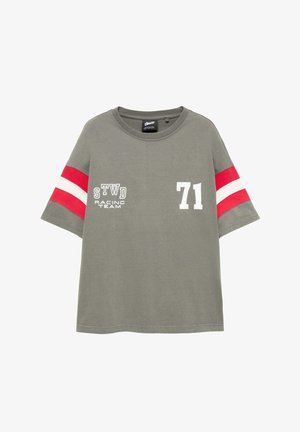 Grijs T-shirt met korte mouwen met rode en witte strepen op de mouwen, witte "71" aan de voorkant rechts en de tekst "STWD Racing Team" aan de voorkant links.