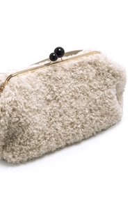 Clutch bag in ecopelle color crema con superficie texture, cornice dorata e chiusura con pallini neri. Forma rettangolare compatta.