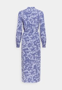 Jurk met lange mouwen in lichtpaarse stof met een abstract wit patroon, voorzien van een kraag en een taille die is aangezet voor een mooie vorm.