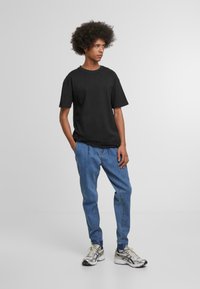 Urban Classics Jeans Tapered Fit - mid deep blue washed