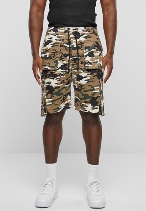 Camo cargo shorts i beige, grøn og hvid stof; har flere lommer, en elastisk talje med snøre og sideskår.
