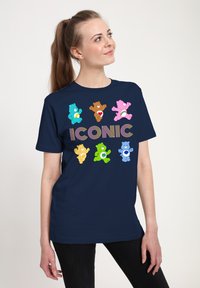 Granatowa bawełniana koszulka z krótkim rękawem, z kolorowymi kreskówkowymi niedźwiedziami i słowem "ICONIC" napisanym dużymi literami. Prosty krój.