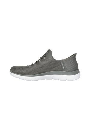 Graue Sportschuhe mit einem Obermaterial aus Mesh und strukturierten Akzenten. Rutscheschuh-Design mit einer weißen Gummisohle und grauen Zierleisten.