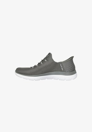 Graue Sportschuhe mit einem Obermaterial aus Mesh und strukturierten Akzenten. Rutscheschuh-Design mit einer weißen Gummisohle und grauen Zierleisten.