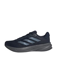 Zapatillas de running en color navy con parte superior de malla gris, tres franjas paralelas, collar acolchado y suela de goma texturizada para tracción.