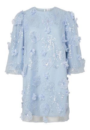 Vaaleansininen polvipituinen mekko, jossa 3D-kukkakoristeet ja hopeiset paljetit, pitkät liehukevyiset hihat ja pyöreä pääntie.