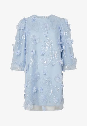 Világoskék térd alatti ruha 3D-s virágapplikációkkal és ezüst flitter díszítéssel, hosszú puffadt ujjakkal és kerek nyakkivágással.