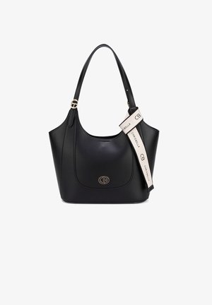 Borsa a tracolla in pelle nera con forma strutturata, caratterizzata da un logo dorato, doppie spalline e una tracolla in tessuto staccabile con branding.