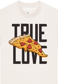 Weißes T-Shirt mit einem Cartoon-Pizzastück, belegt mit roten herzförmigen Toppings, und kühner schwarzer Schrift: "ECHTE LIEBE."