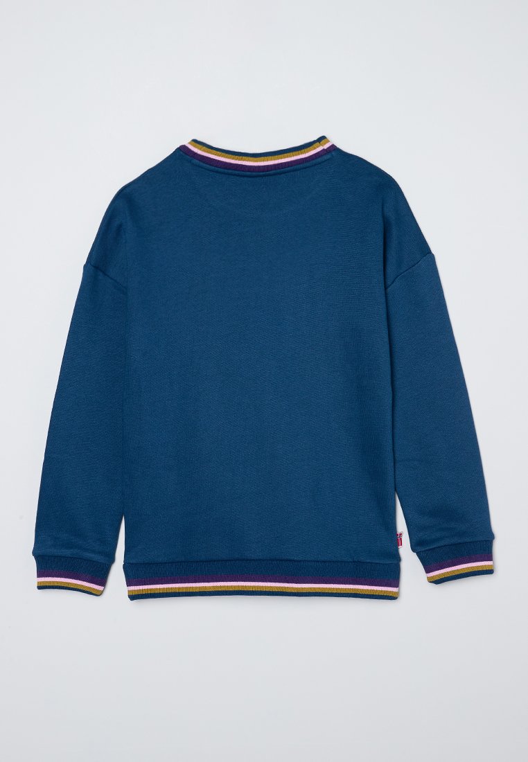 Blauer Rundhalsausschnitt-Sweatshirt, Sweatshirtstoff, gerippter Kragen mit bunten Streifen in Lila, Gelb und Rot, und gerippte Bündchen.