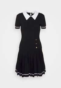 Robe noire à manches courtes avec col pointu blanc, bordure blanche sur les manches et l'ourlet, jupe plissée et trois boutons décoratifs à la taille.