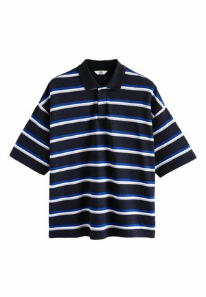 Koszulka polo z krótkim rękawem w poziome paski w kolorach granatowym, białym i niebieskim, z czarnym kołnierzykiem, na białym tle.