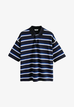 Pikétrøje med korte ærmer, der har vandrette striber i marineblå, hvid og blå samt en sort krave, vist på en hvid baggrund.