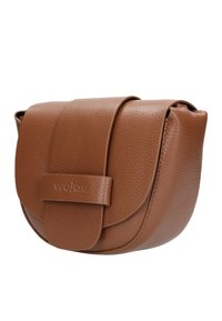Borsa in pelle marrone con forma arrotondata, superficie texturizzata e chiusura a patta. Presenta una cinghia frontale e un dettaglio del logo in rilievo.