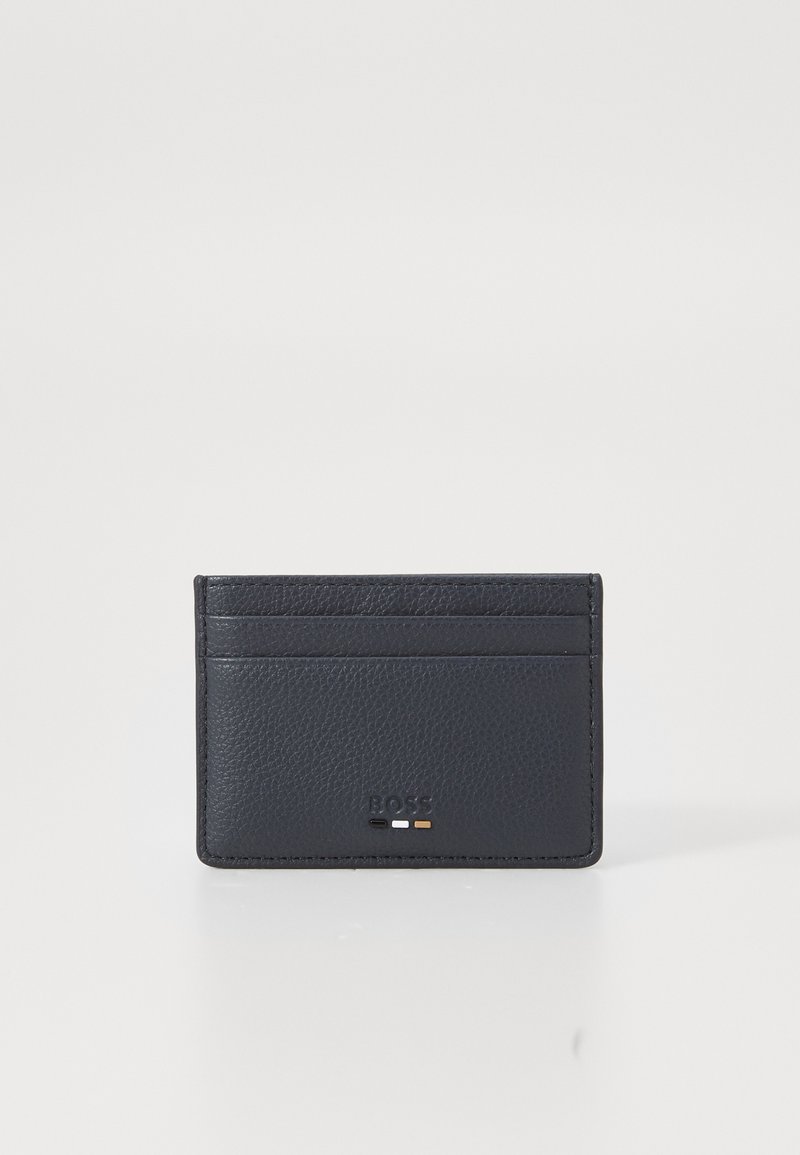 Portcard din piele navy cu suprafață texturată, având patru sloturi pentru carduri, logo embosat și un design minimalist cu accente de aur și argint.