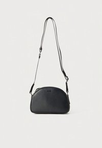 Melna ādas soma pāri plecam ar noapaļotu formu, regulējamu siksnu un smalku logotipa detaļu priekšpusē. Gluda tekstūra, minimālistisks dizains.