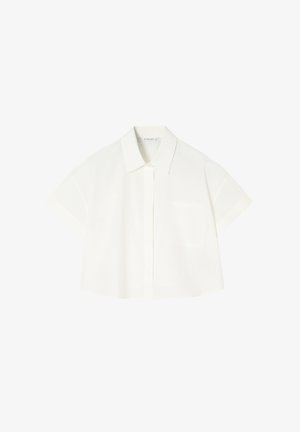 Kortærmet, cropped skjorte i hvidt stof. Har klassisk krave og en enkelt brystlomme. Glat tekstur med et minimalistisk design.