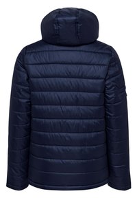 Veste rembourrée bleu marine avec capuche amovible, design matelassé et tissu lisse et brillant avec des poignets élastiques.