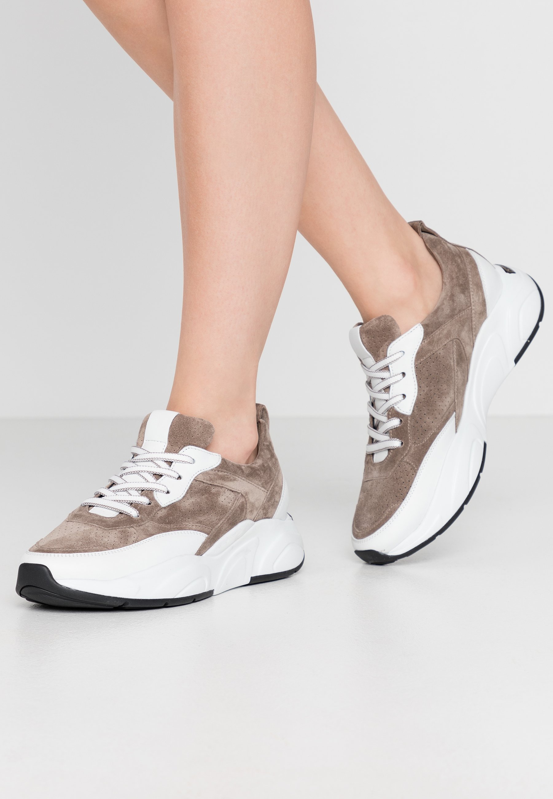 Beige KENNEL \u0026 SCHMENGER 34240 Chelsea boots | Omoda