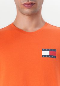 Tommy Jeans SLIM ESSENTIAL FLAG TEE - Print T-shirt - voyager orange